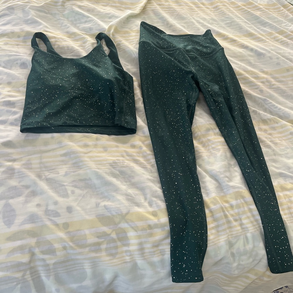 Beyond Yoga matching set green with gold foil dots. Medium. Deep green